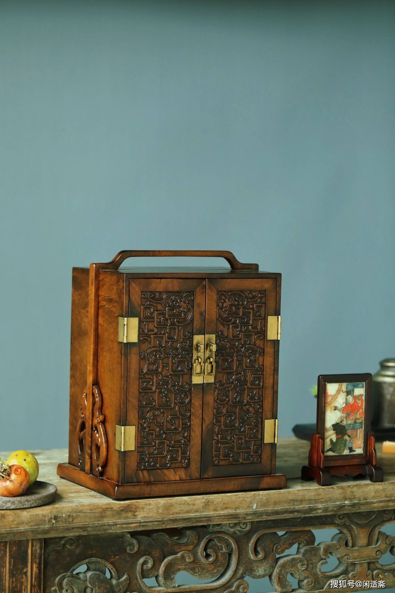 楠木夔龙纹提箱