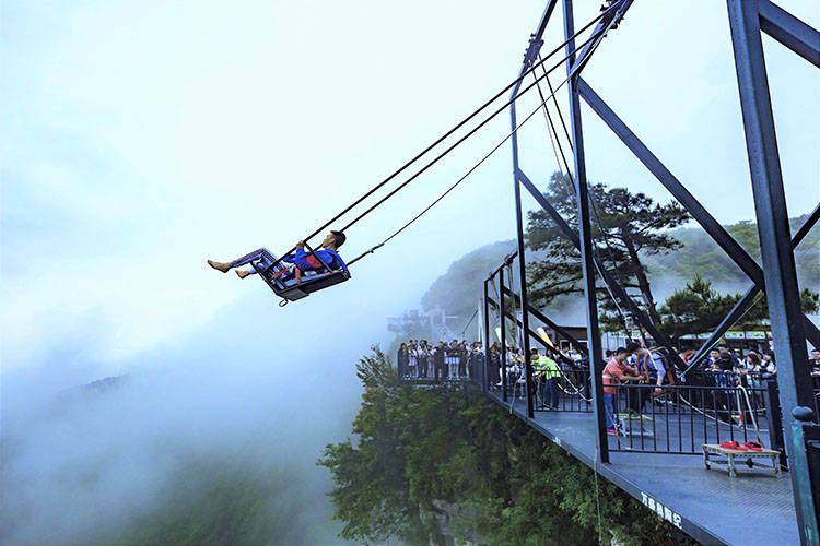 悬崖秋千在挑战极限中触摸天空