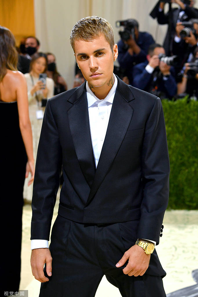 比伯夫妇亮相met gala 海莉穿深v抹胸裙大胆秀身材