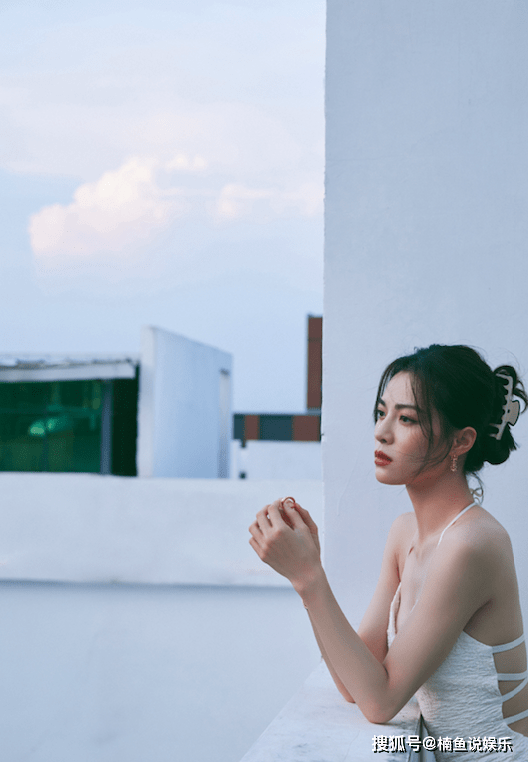 漂亮|又被钟楚曦美到了！置身顶楼拍大片好漂亮，穿吊带裙尽显曼妙身姿