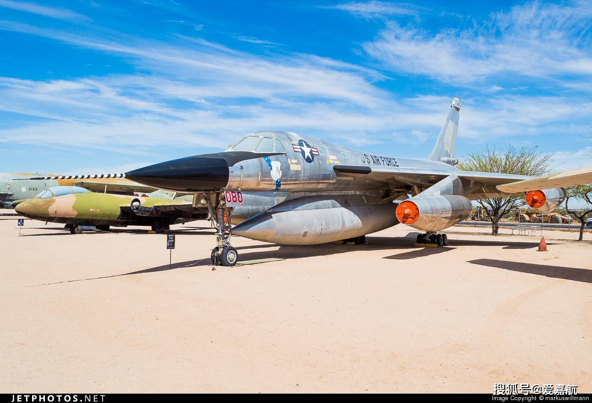 康维尔b-58"盗贼"三角翼超音速战略轰炸机