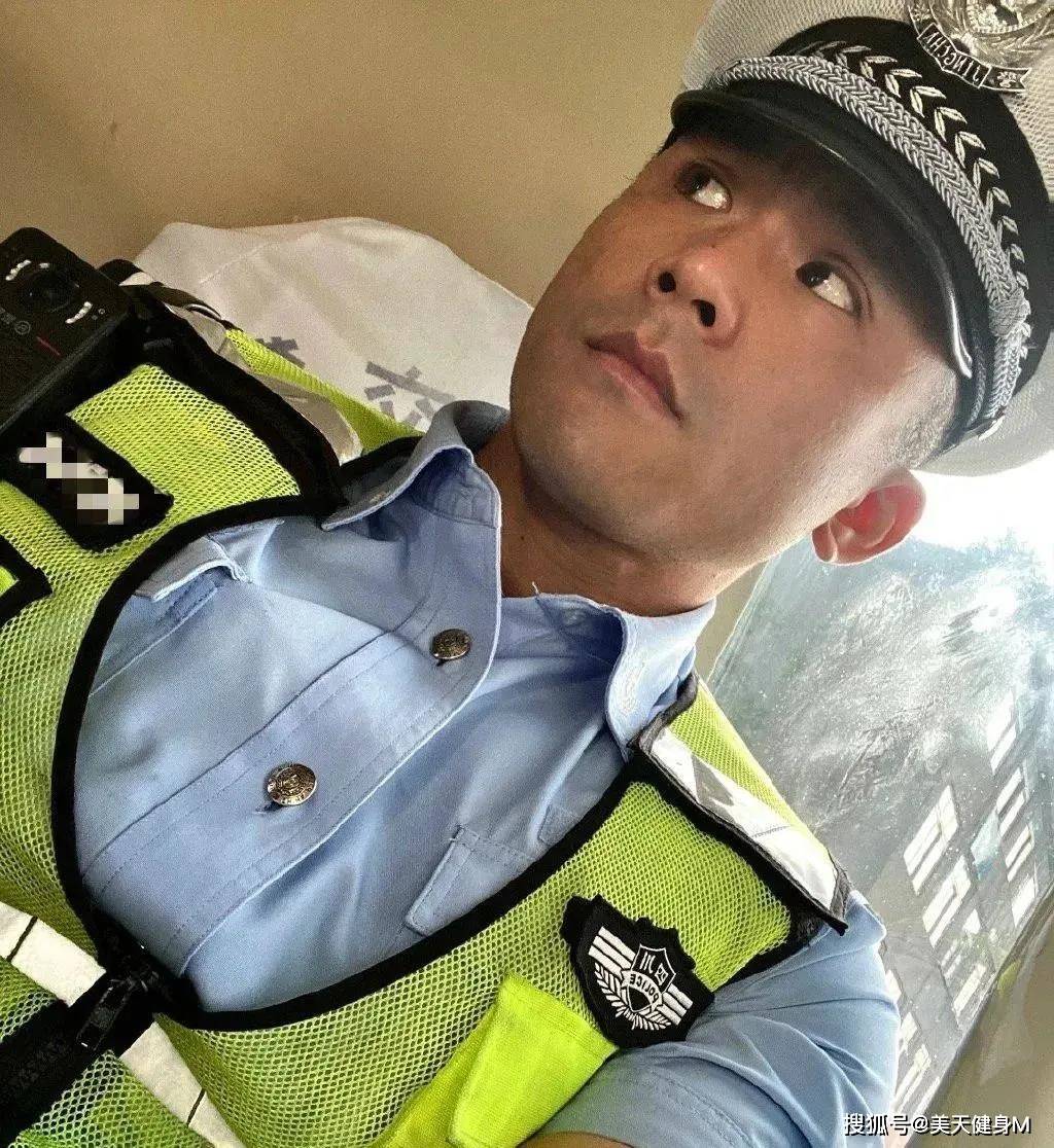 四川「最帥」交警，健身15年練成巨石強森，網友：這身材誰敢惹？ 健身減肥達人 第1张