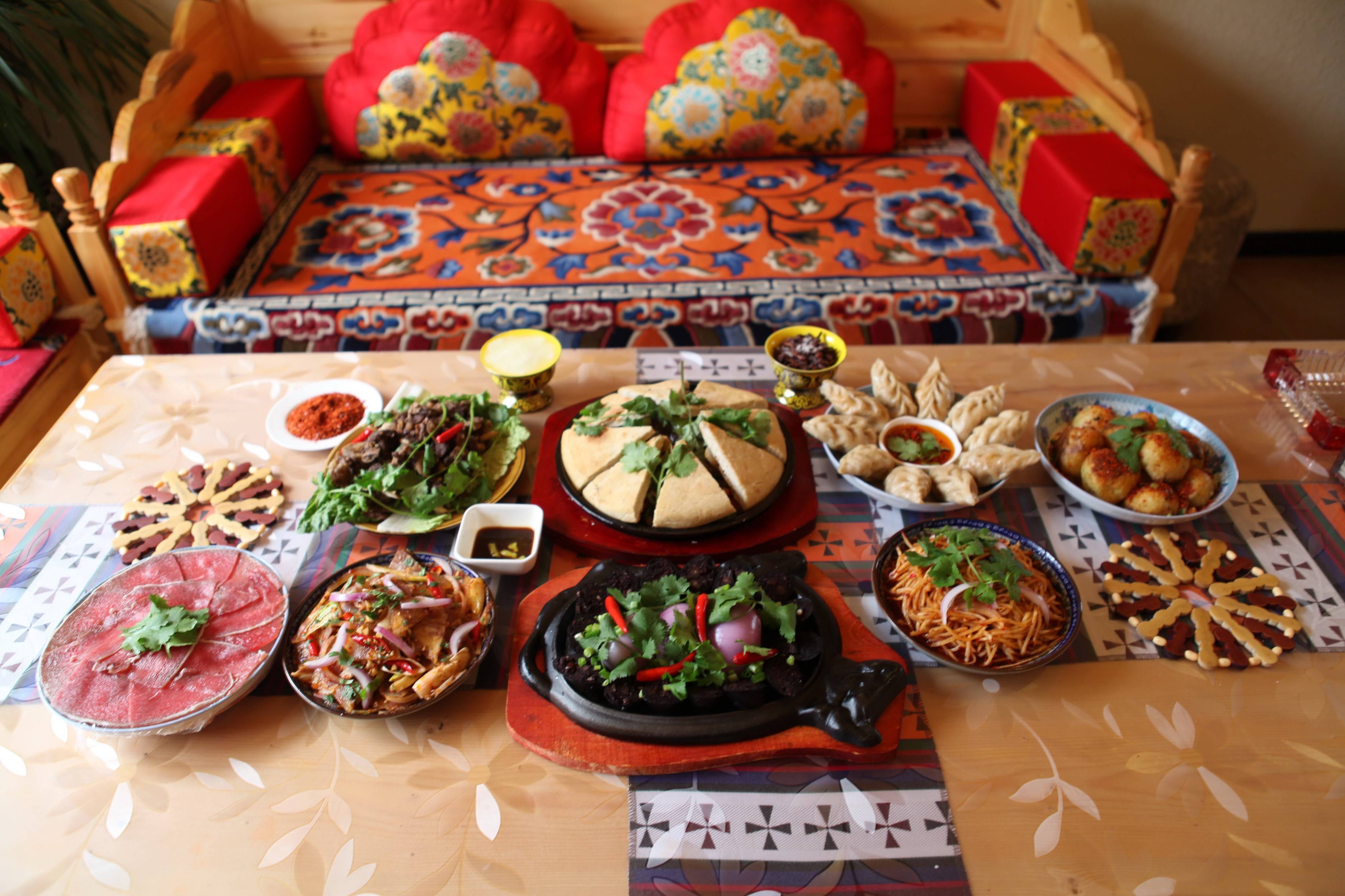 藏族有比较多的独特的美食,在红原,主要的有青稞酒,马茶,手抓肉等.