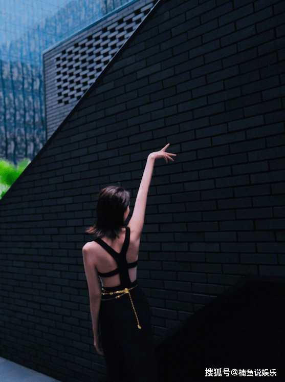 成都|41岁高圆圆不愧是优雅女神！穿小黑裙尽显细腰，披肩发好漂亮