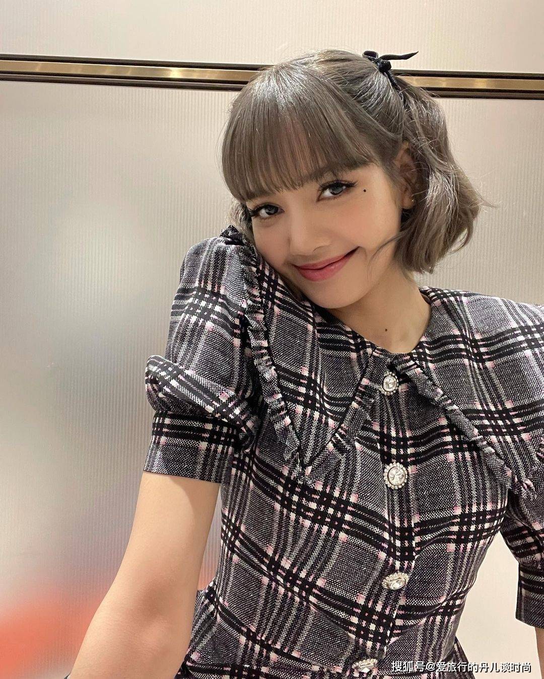 lisa一袭灰色格纹连衣裙,公主范十足,简约又大气-搜狐大视野-搜狐新闻