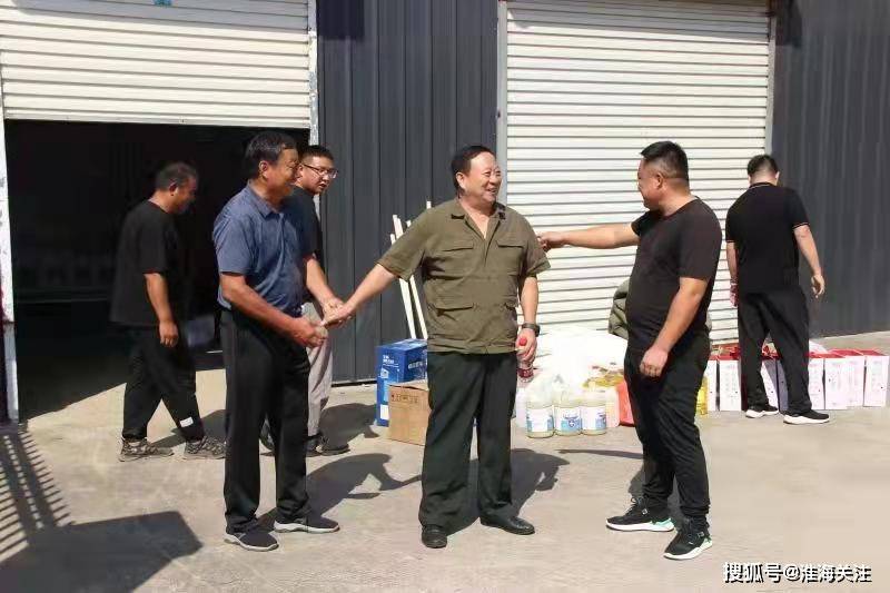 支部书记惠本杰带领全体党员来到结对帮扶的大许镇大吴村开展走访慰问