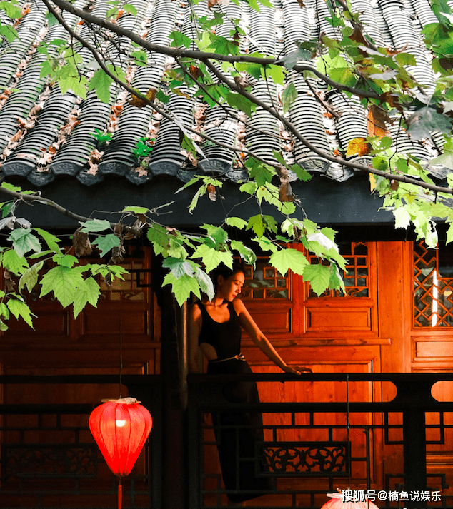 成都|41岁高圆圆不愧是优雅女神！穿小黑裙尽显细腰，披肩发好漂亮