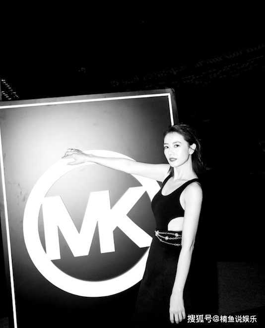 成都|41岁高圆圆不愧是优雅女神！穿小黑裙尽显细腰，披肩发好漂亮