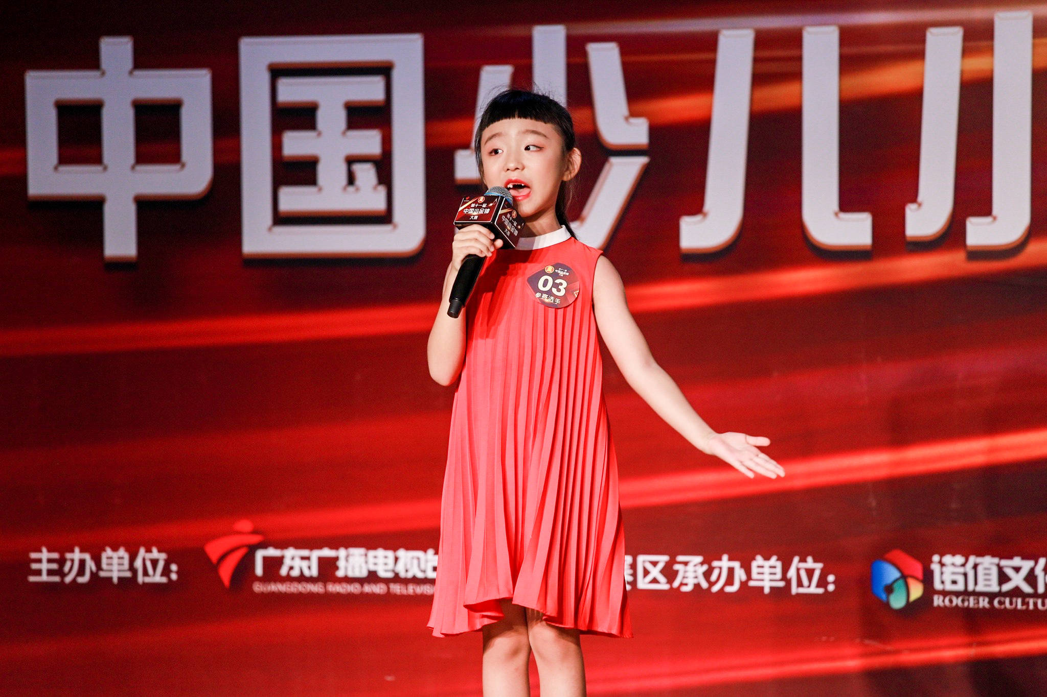 俎伊一:目前没有固定喜欢的歌手,好听的歌曲,不管中文英文我都喜欢听.