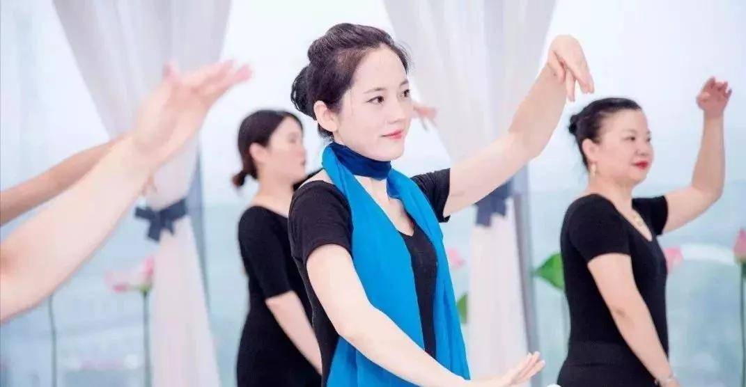 秦皇岛 秦皇岛成人气质培训,优雅仪态——瑭朝超模丨美人在骨,体态为主