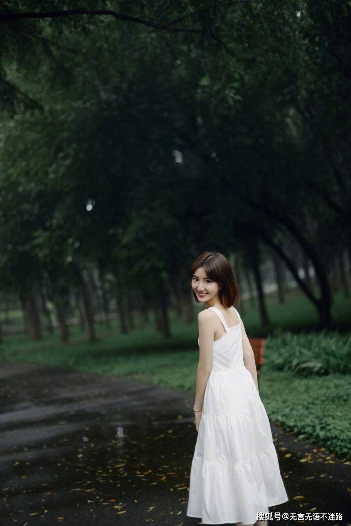 白色 毛晓彤，白色长裙，清新动人