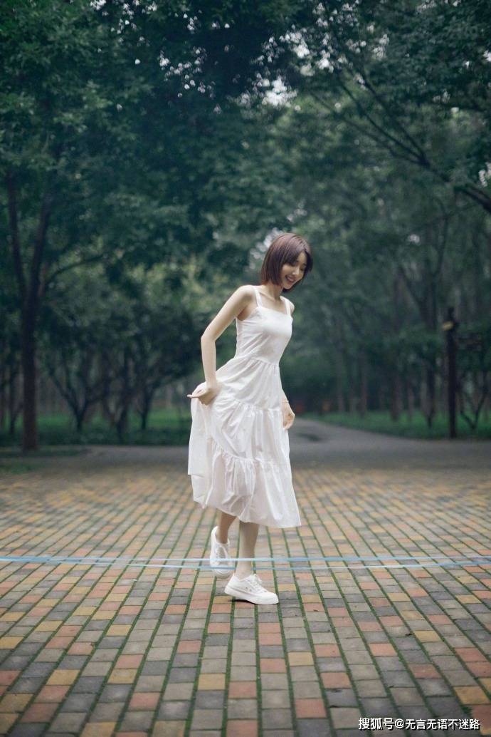 白色 毛晓彤，白色长裙，清新动人