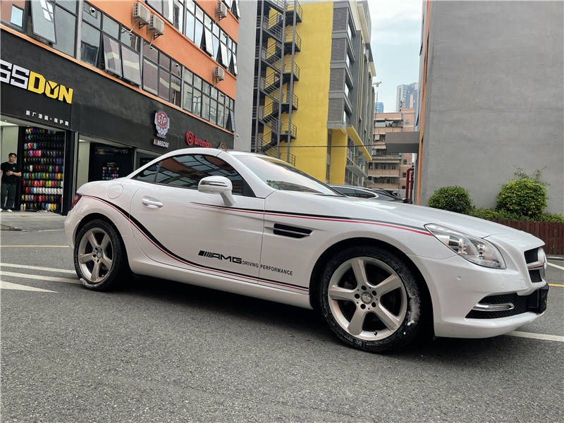 经典奔驰slk改色贴膜大珠光白车身个性拉花