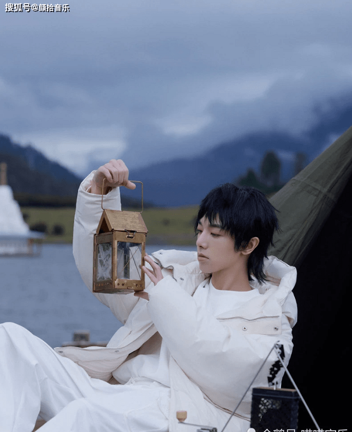 都能|歌手华晨宇一路歌唱自我，斩获许多荣誉，也获得一众歌迷跟随