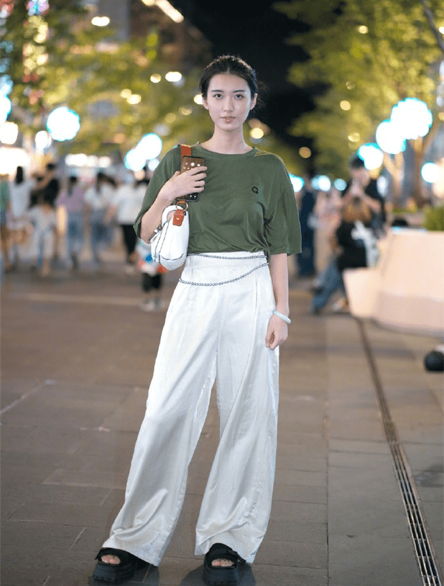 条纹 白裤子可别乱穿，一不小心就尴尬又显胖