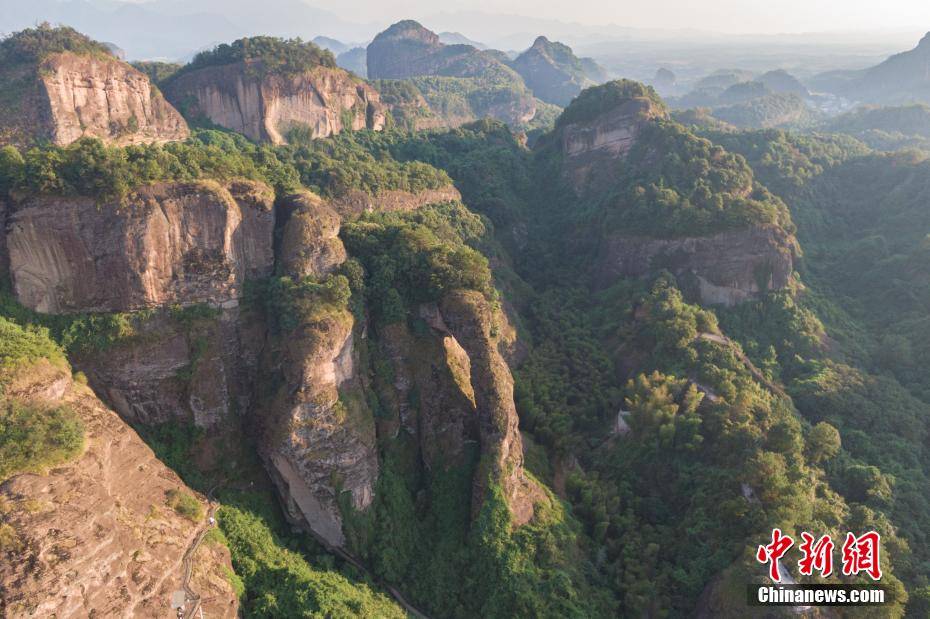 航拍江西龙虎山象鼻山 如一巨型石象在碧潭汲水