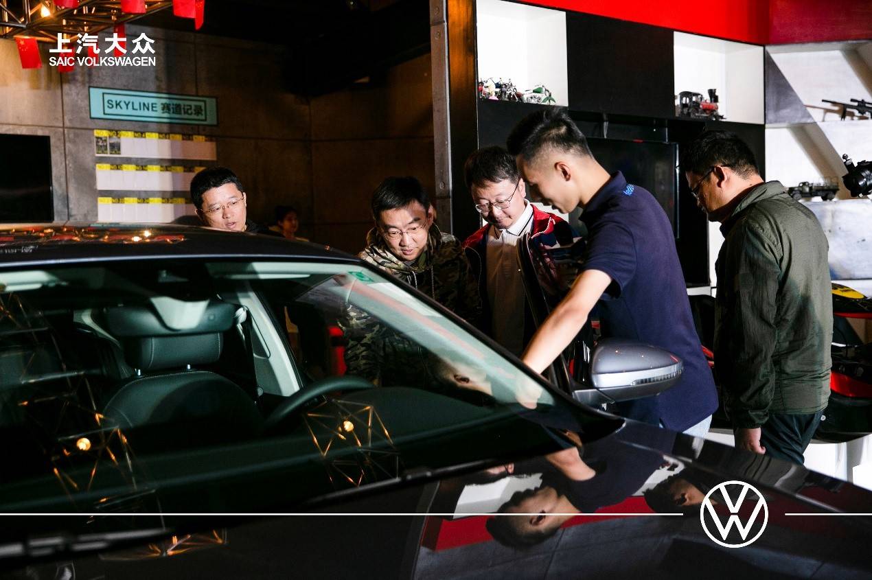 在试乘试驾环节中,各位媒体及客户朋友们纷纷上车进行试驾体验,亲身