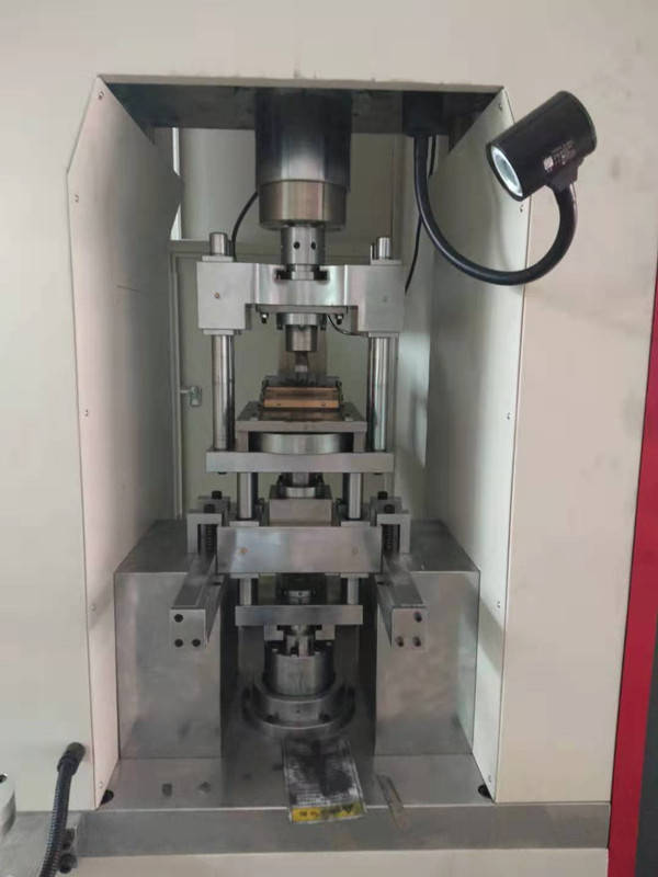 硬质合金粉末成型机的特点