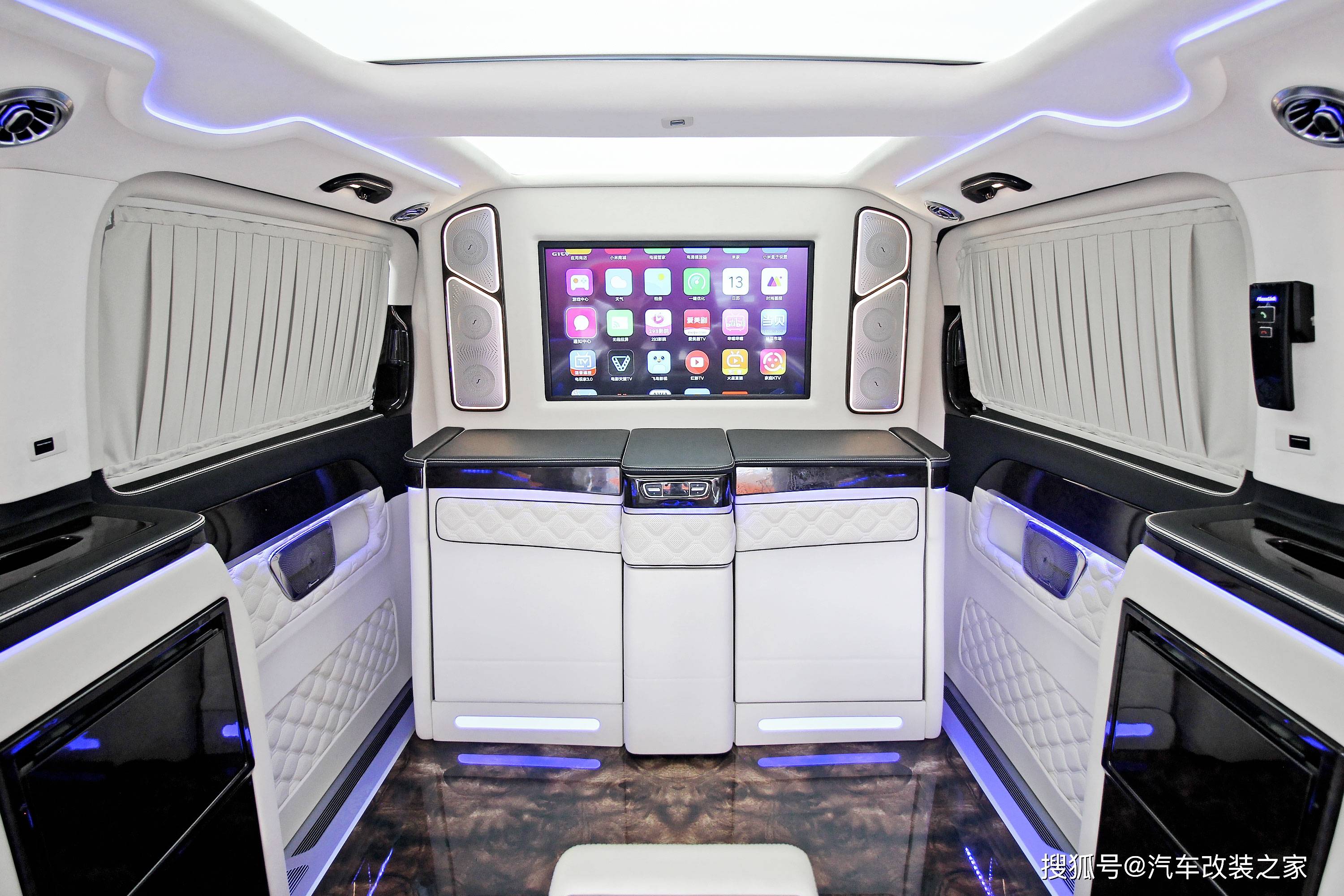 改装v260商务车全隔断内饰电动双开门的移动私人空间