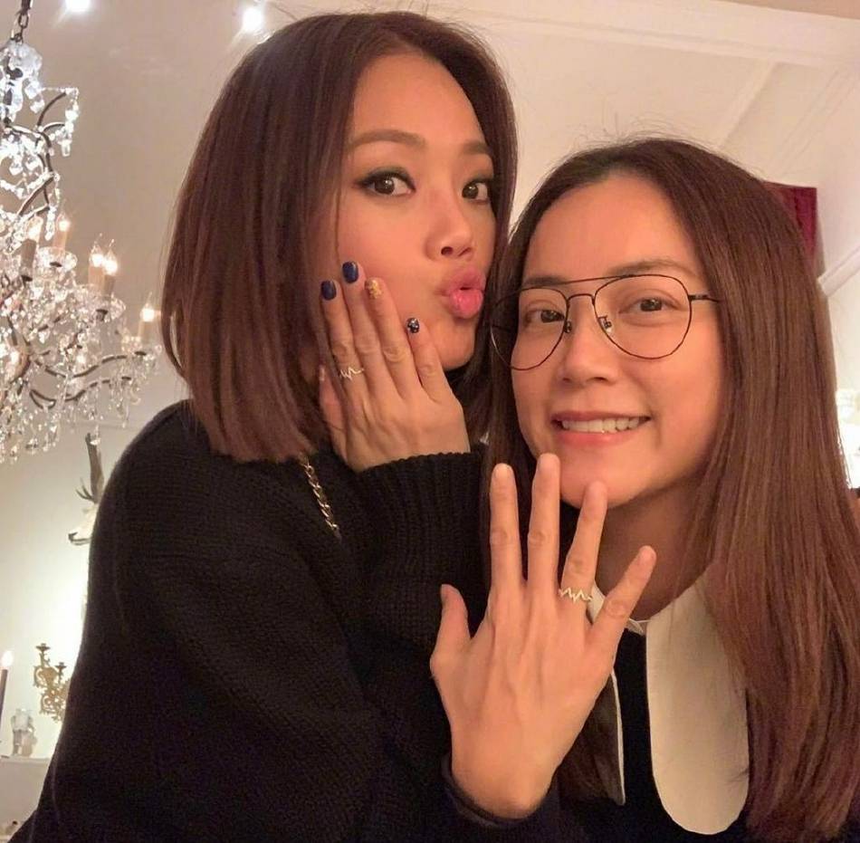 霍汶希卡点庆祝容祖儿出道22周年 晒合影姐妹情深