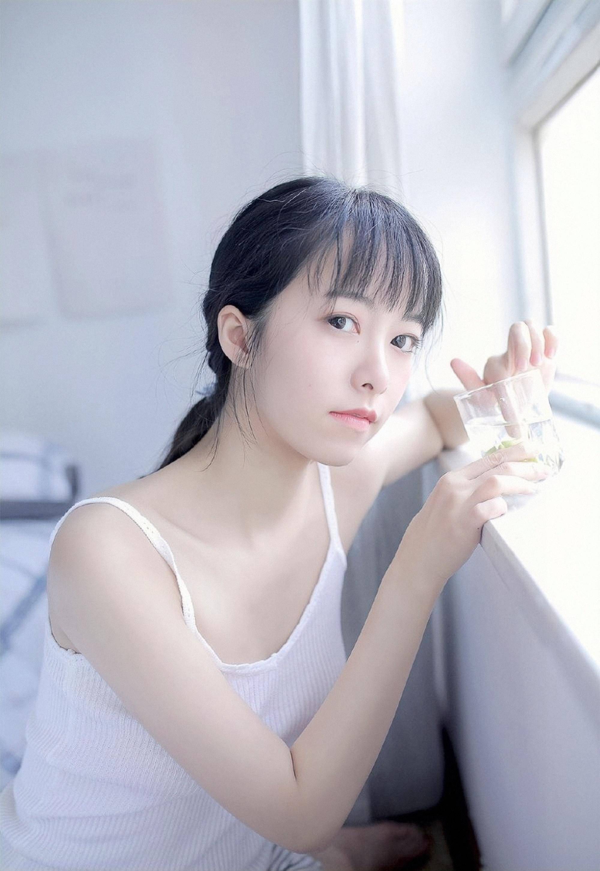 白色睡衣彰显女孩清纯活力