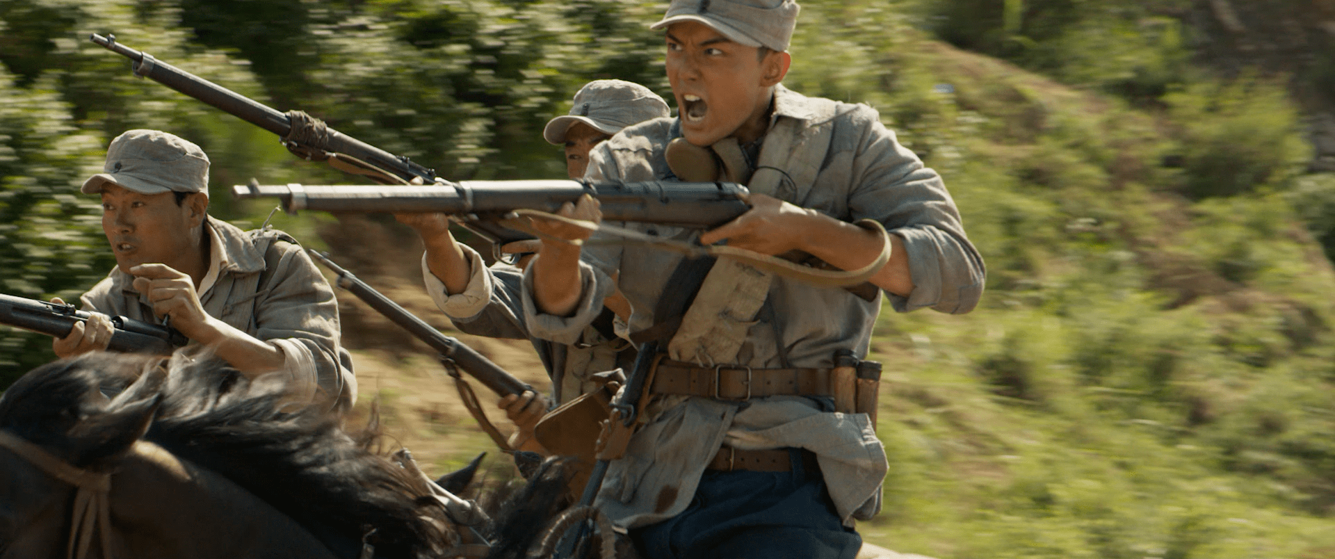 吴京|《我和我的父辈》吴京吴磊的骑兵父子情太虐了，差点把我哭惨了