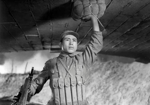 1945年5月,见习小八路董存瑞和好友郅振标要求参军抗日,因年龄太小被