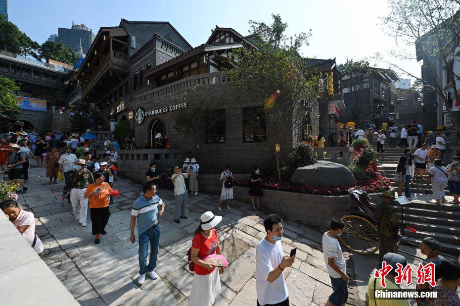 重庆十八梯传统风貌区开街首日 游人如织