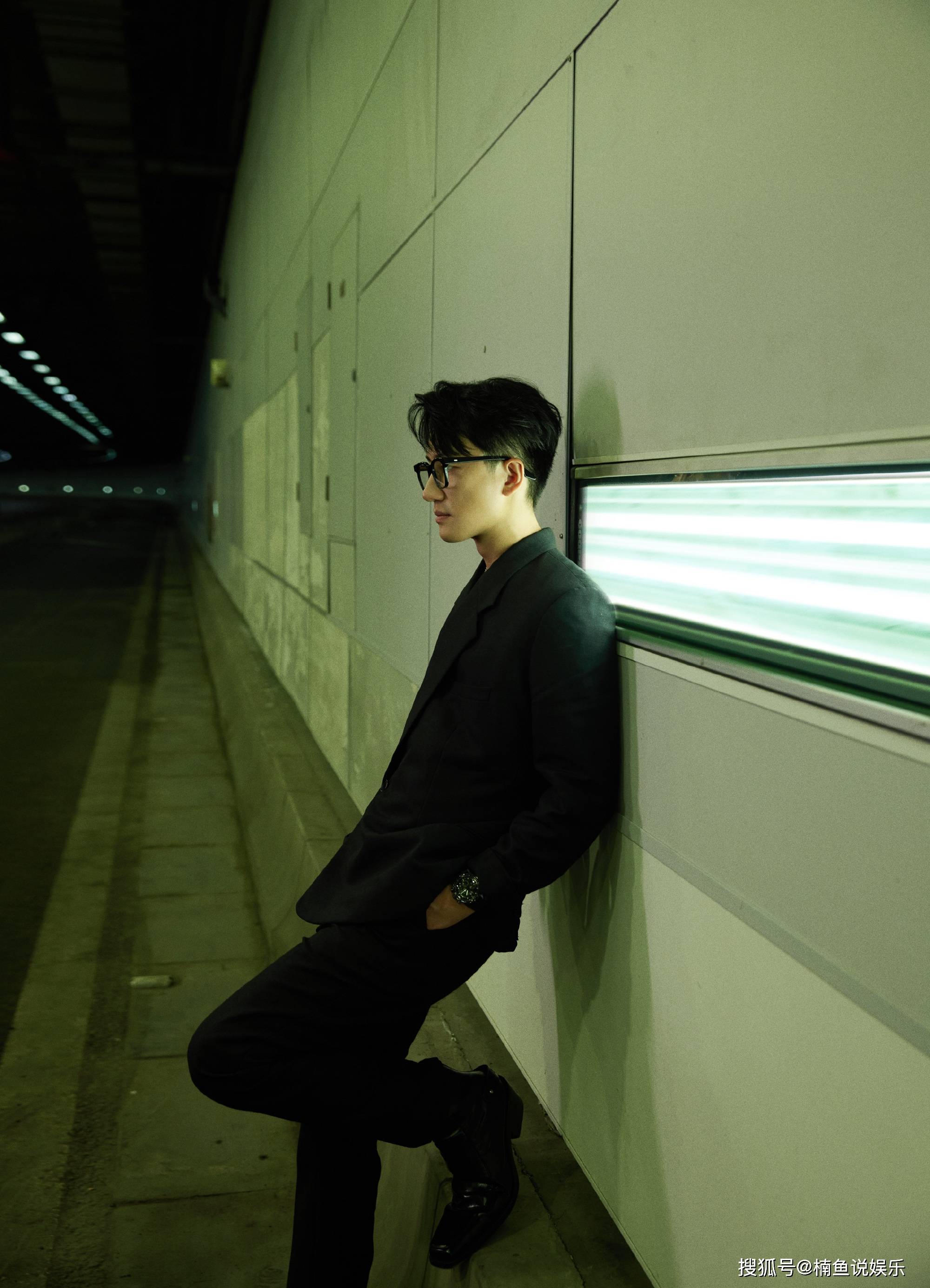 原创黄轩最新写真来袭置身隧道上演孤独氛围感穿西装文艺范十足