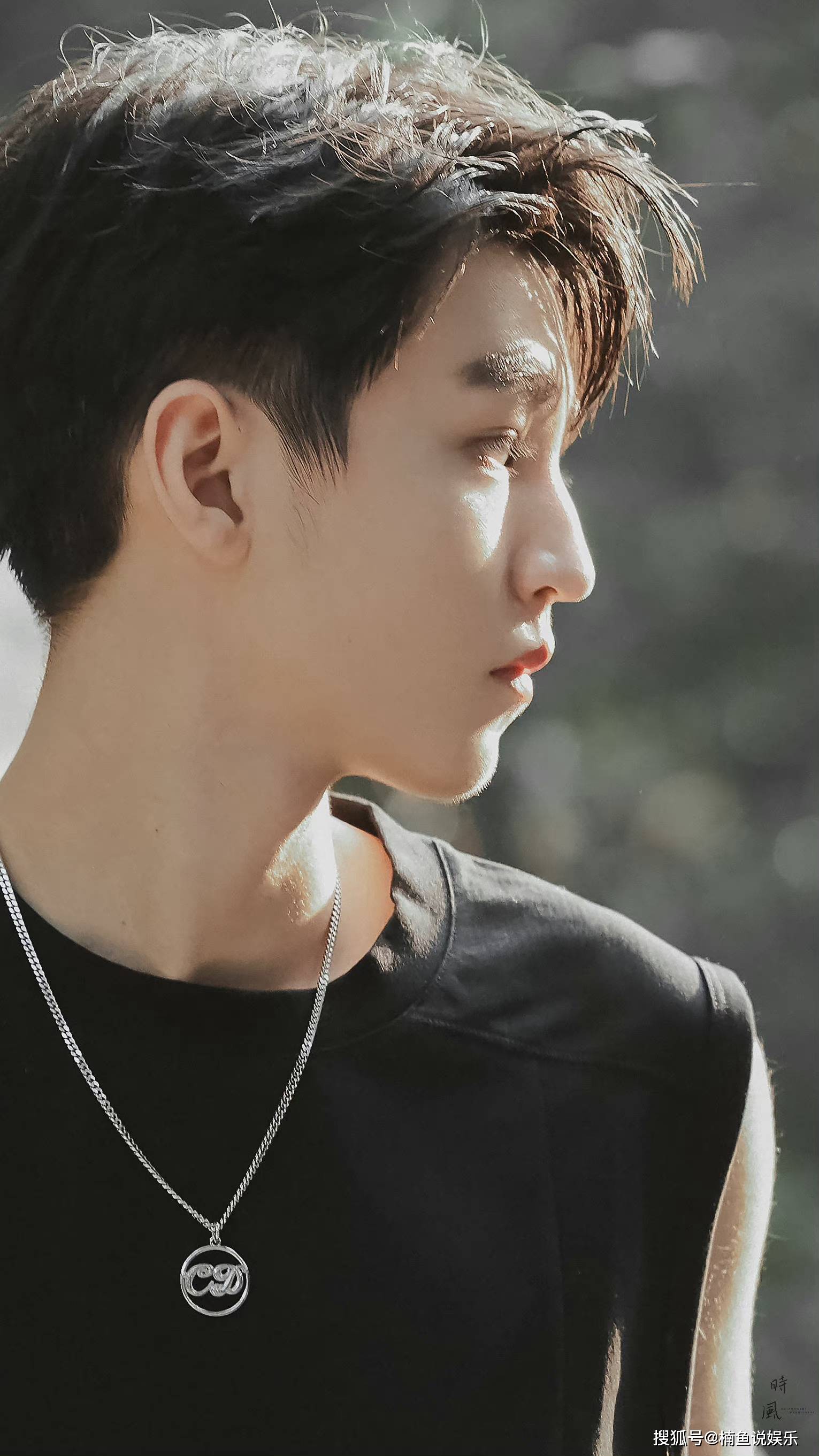 原创22岁王俊凯越来越帅气机车造型尽显男人味雨中花美男既视感