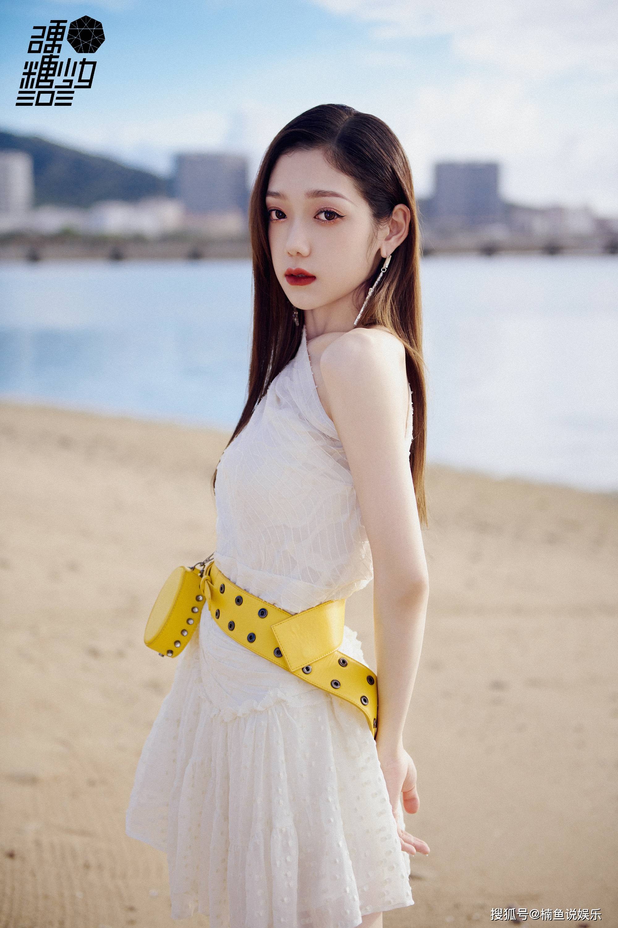 原创希林娜依高越来越美了拍海滩写真仙气飘飘镜面造型超级养眼