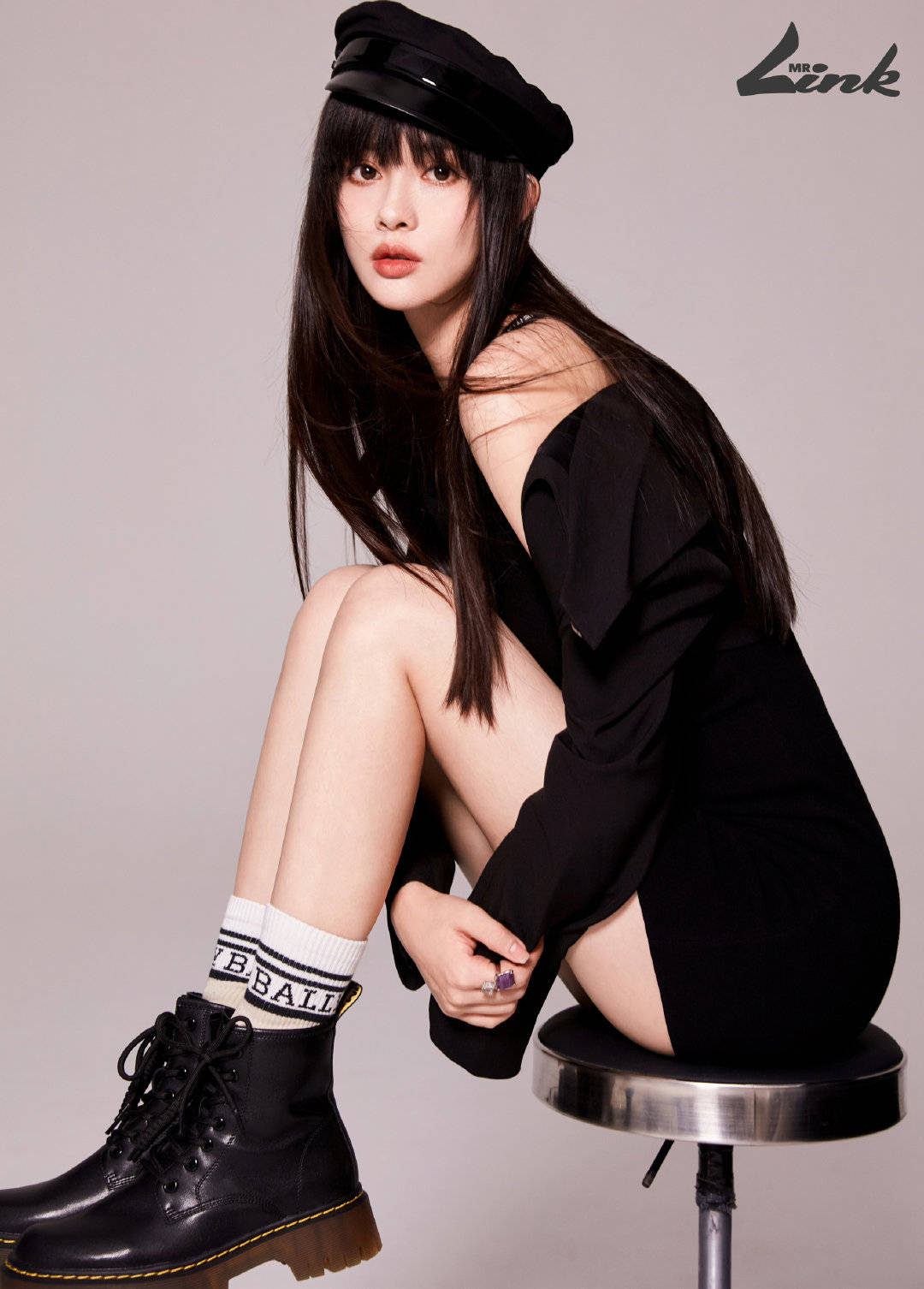 孟子义穿紧身黑裙秀纤细长腿 海军风造型性感妩媚