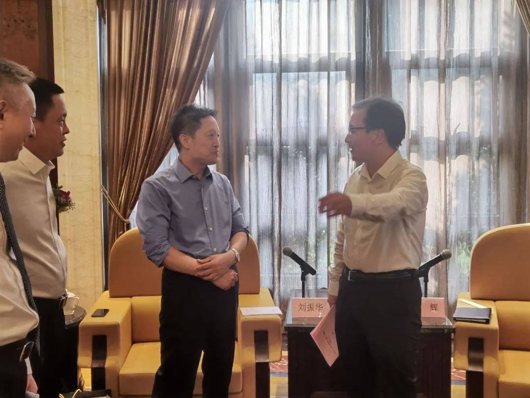 左:河北省沧州市副市长尹卫江△右:上海建攀科技集团有限公司董事长