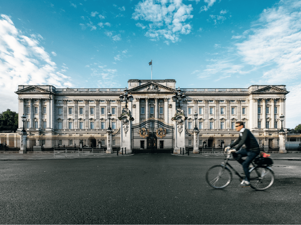 一,地理位置便利格鲁斯特大学位于英国西南地区,由francis close hall
