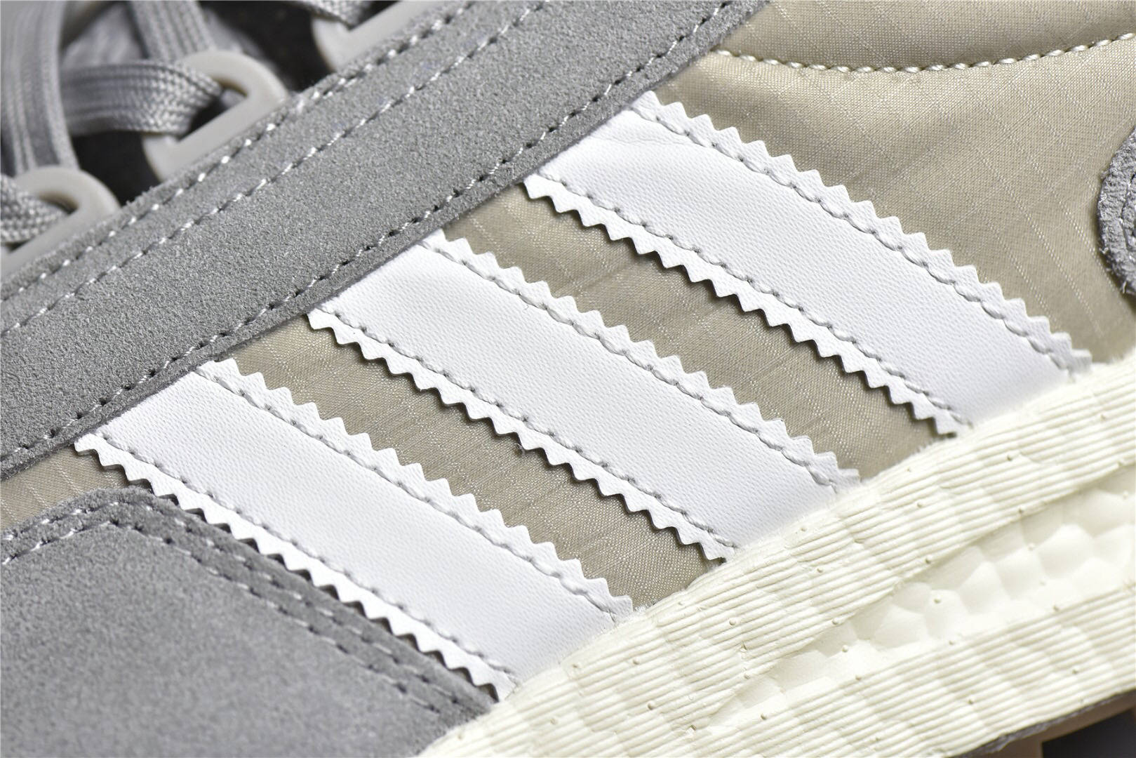 Boost 阿迪达斯元祖灰白 Adidas Originals Retropy Boost E5 复古赛车跑鞋