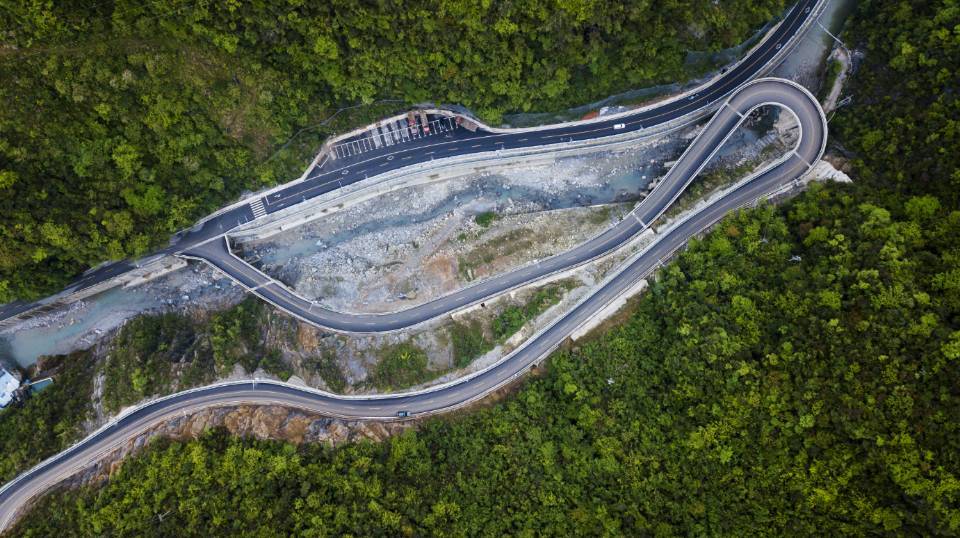 重庆巫溪县红池坝镇一横一纵旅游干线正式通车