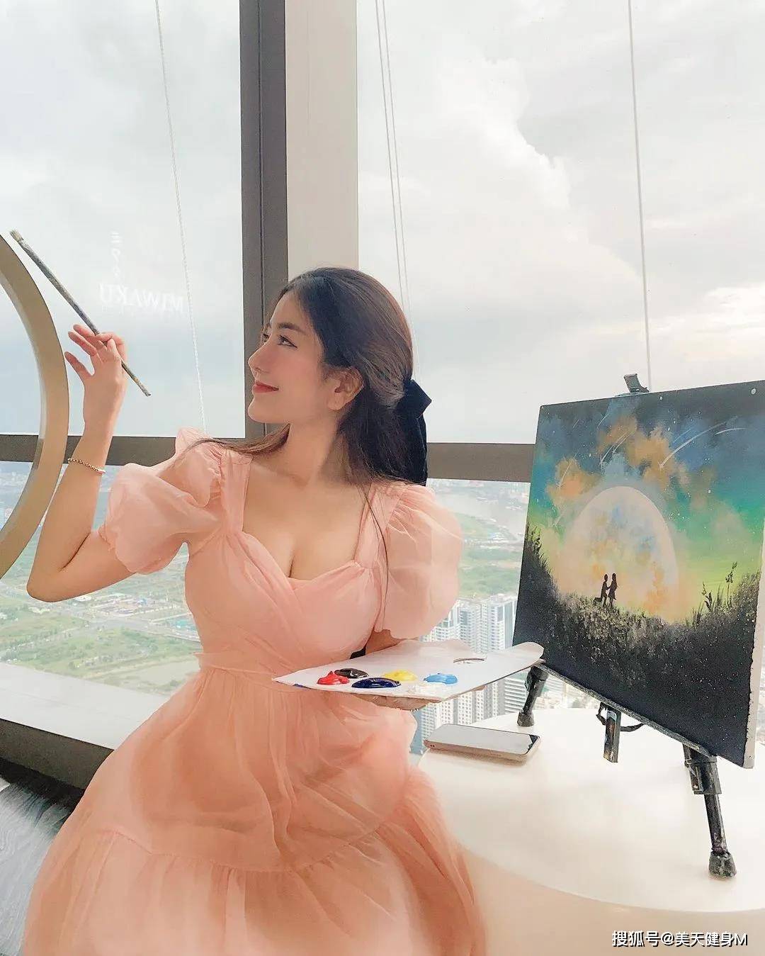 曲线 越南18岁大学校花，穿校服也撩人，这身材你敢看吗？