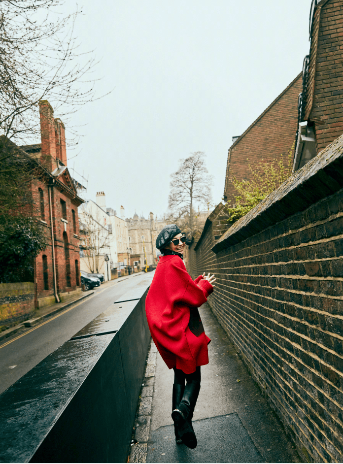 见识 52岁许晴真年轻,穿红大衣配长靴开心大笑,见识到了真正的气质美