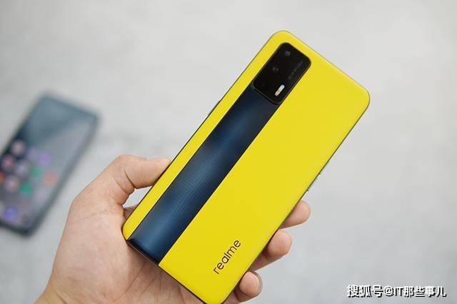 方面|价格相差51元 中兴Axon30 Pro和realme GT如何选？