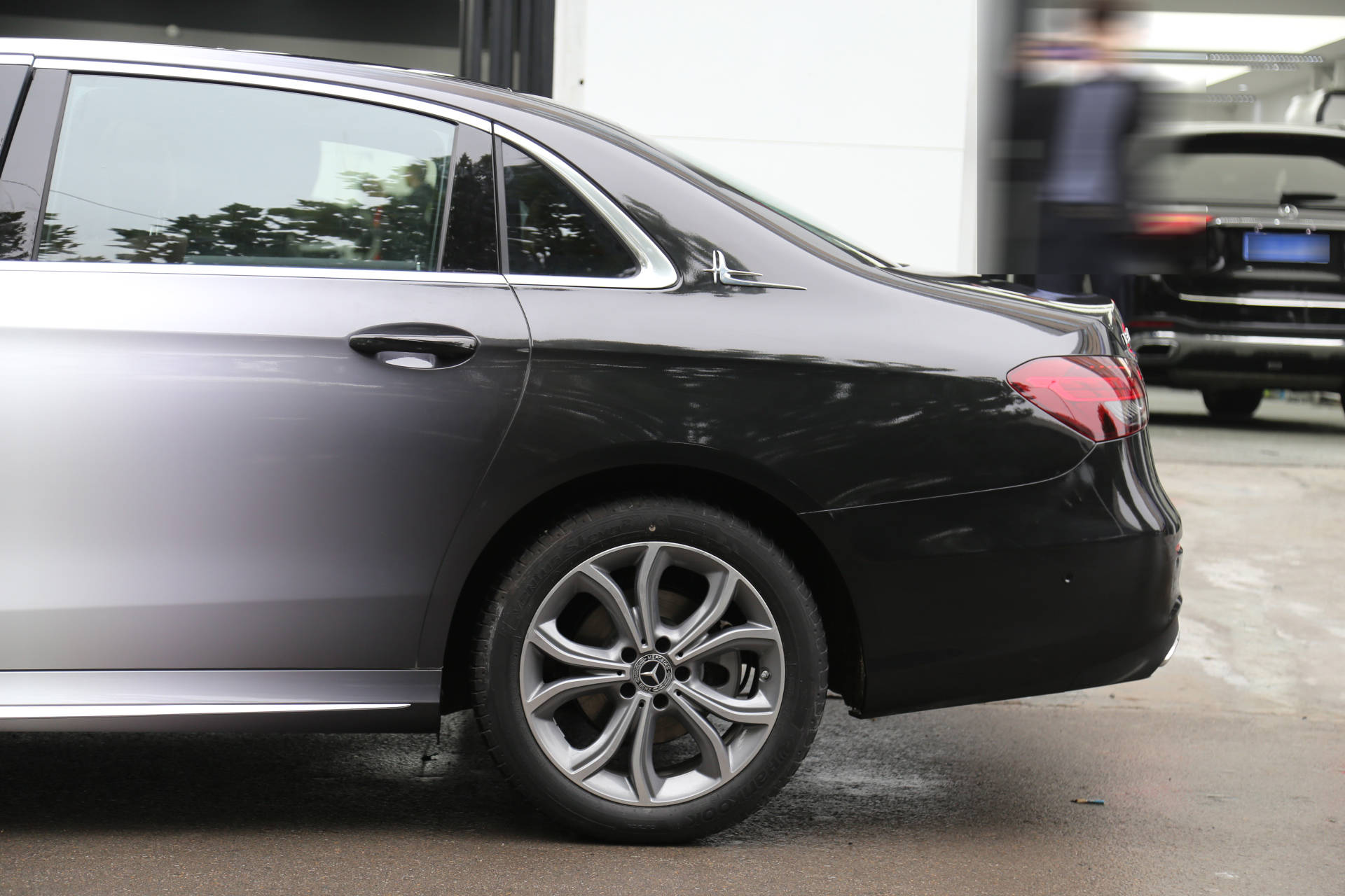 洗车时,切忌高压水枪对着车衣边角位置长