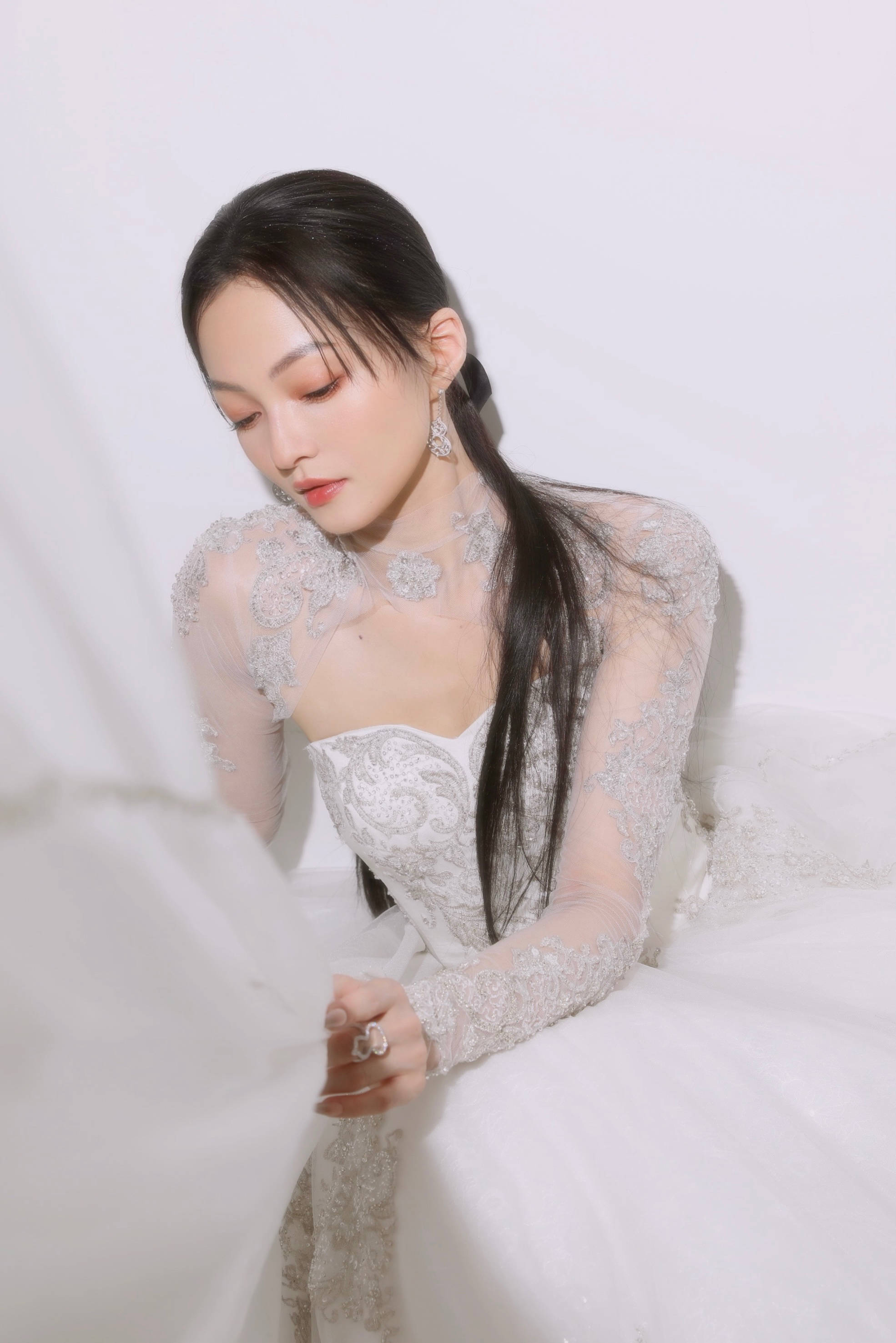 耳环张韶涵佩戴Qeelin Wulu系列珠宝