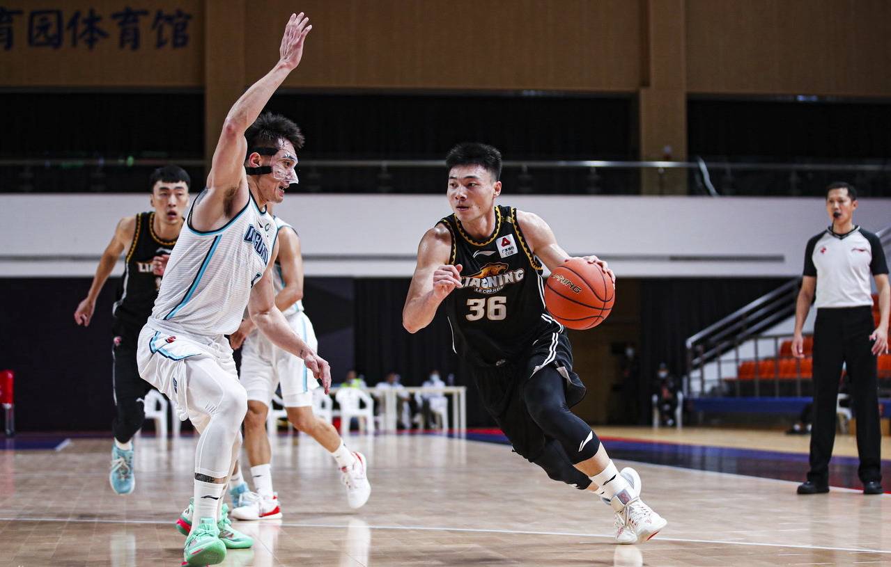 CBA季前赛辽篮96-67大胜青岛，郭艾伦+韩德君缺阵-搜狐大视野-搜狐新闻