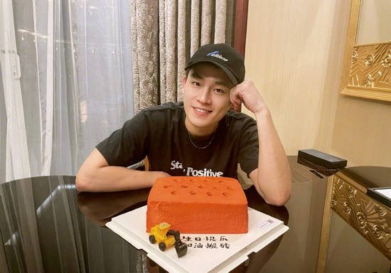 欧豪发文庆生：新一岁继续努力搬砖