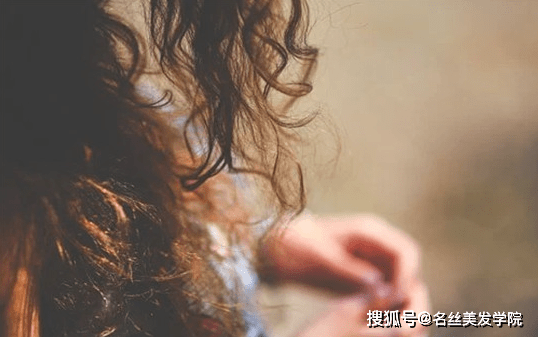 卷发经常染发美女也能变“丑女”