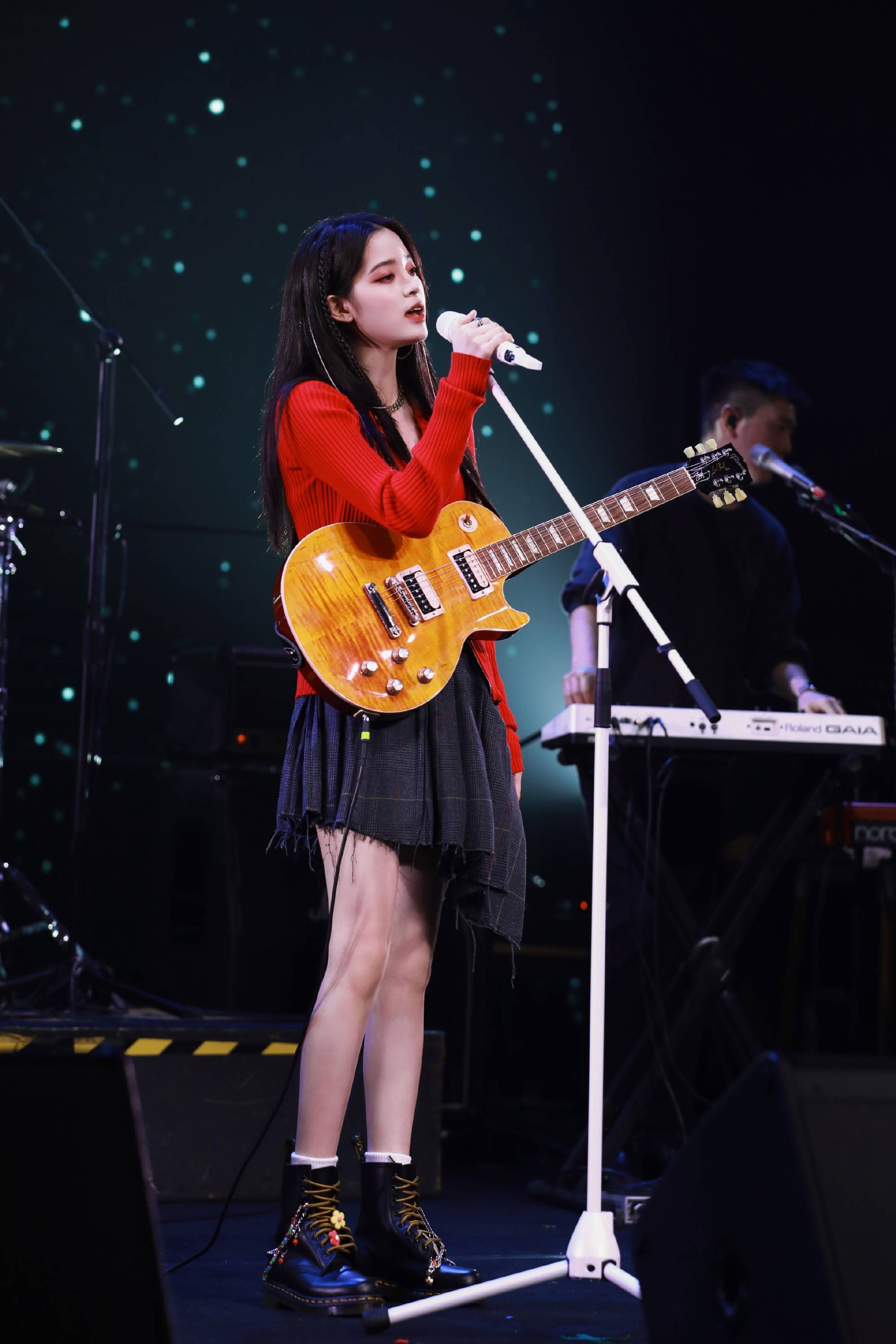 欧阳娜娜摇滚风造型酷飒 吉他在手显音乐少女本色