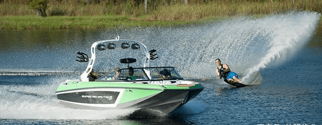 体验三亚尾波冲浪做一道靓丽的风景线看周围青山与碧海蓝天交相辉映