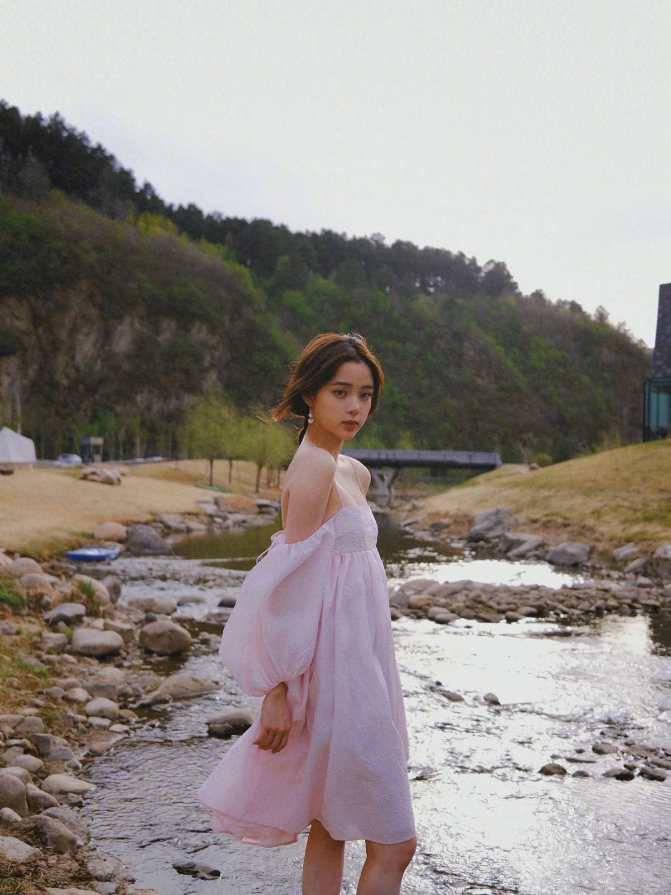 身材 欧阳娜娜穿仙女裙亮相，甜美少女感爆表，造型堪比“在逃公主”