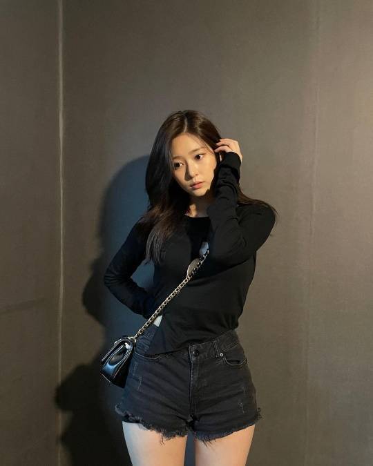 韩国女爱豆金珉周晒照秀完美身材!可爱大眼如同洋娃娃