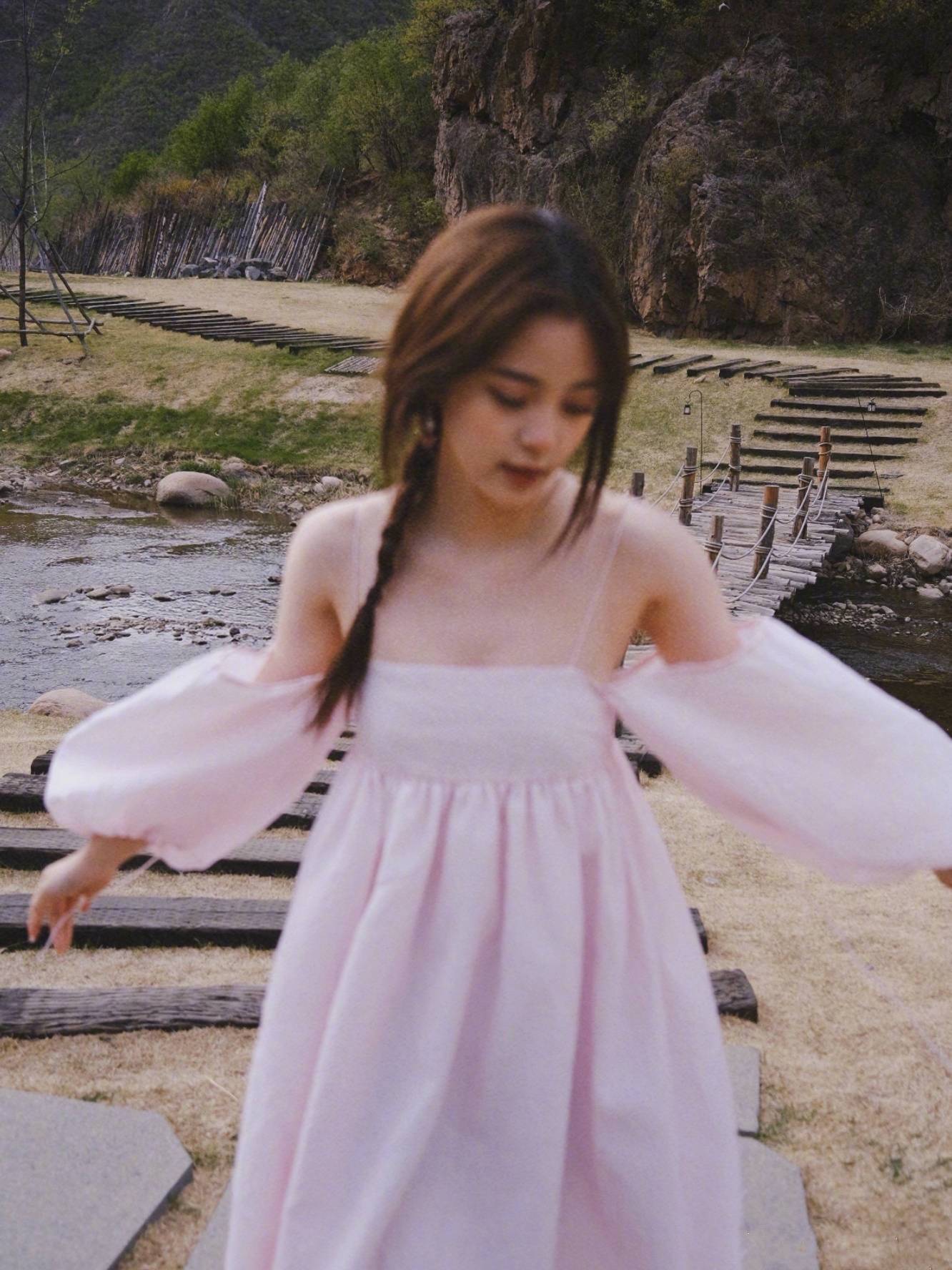 身材 欧阳娜娜穿仙女裙亮相，甜美少女感爆表，造型堪比“在逃公主”