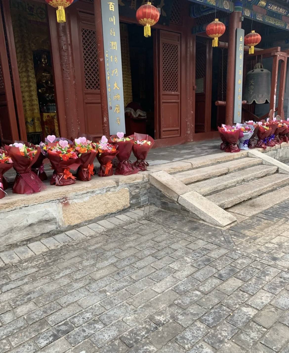 的行礼台(也就是给释迦牟尼佛像进行洗礼的台子)大兴寺位于北京市昌平